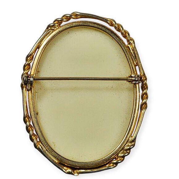 Vintage Oval Floral Cameo Brooch Gold Tone Frame Yellow Rose & Leaves Jewelry - Picture 2 of 3
